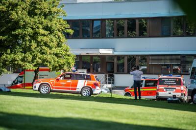 Esslingen-Berkheim: Arbeiter auf Baustelle von Stahltraeger verletzt - Rettungshubschrauber im Einsatz